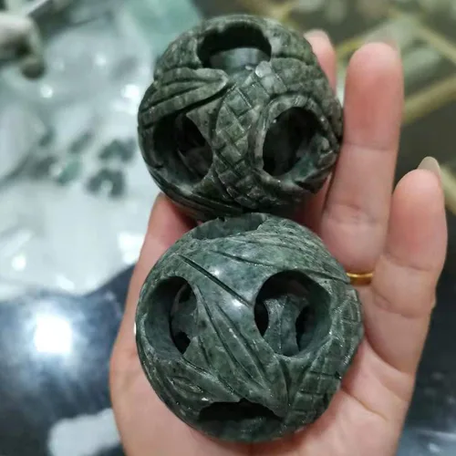 Vista 3 de Bolas de Baoding talladas en piedra de jade verde natural de 2 pulgadas, 2 unidades de bolas de estrés chinas para terapia de manos, bolas de masaje