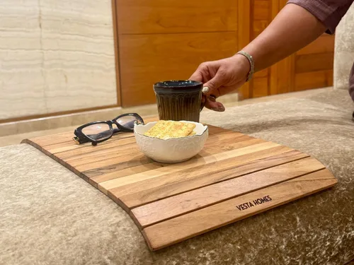 Vista 4 de Vesta Homes Bandeja para reposabrazos de sofá, madera de acacia premium, bandeja de sofá flexible y plegable, mesa de brazo y reposabrazos, adecuada