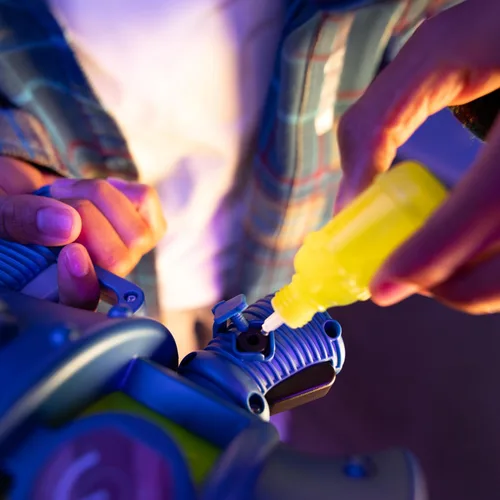 Vista 3 de Minions Illumination's Monsters Fart Blaster Pro con 8 ajustes de olor, dispara anillos apestosos de hasta 6 pies (5.9 ft) de distancia, el juguete