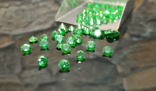 Vista 4 de Circonita cúbica verde esmeralda de calidad AAA, forma redonda, color verde esmeralda, piedras sueltas de 0.079 in, 250 piezas de circonita cúbica