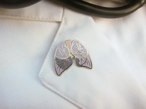 Vista 4 de Jim Clift Design Pin de solapa esmaltado pulmones