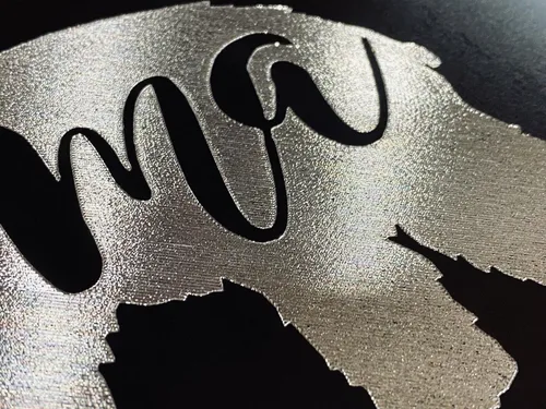 Vista 3 de Mama Bear 2 Logo Car Tag Diamond Etched en placa de aluminio negro