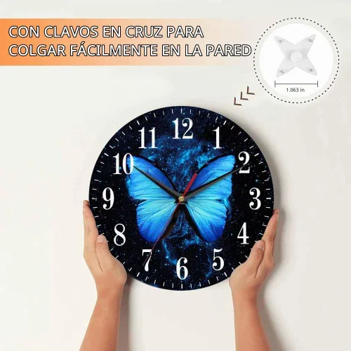 Vista 4 de Mxocom Reloj de pared de mariposa azul con grandes alas, mariposa volando a través del cielo estrellado, reloj silencioso sin tictac de 10 pulgadas