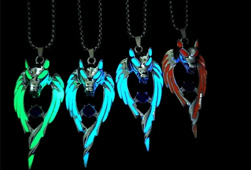 Vista 2 de Fuqimanman2020 Collar luminoso con colgante de lobo que brilla en la oscuridad, collar de animales de Halloween para mujeres y hombres, collar
