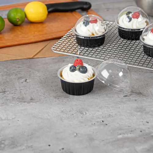 Vista 9 de Restaurantware Ramequines desechables de 4.2 onzas con tapas, 100 vasos desechables redondos de crema brulee, tapas de cúpula aptas para horno, Negro