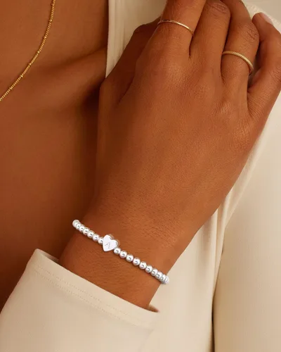 Vista 7 de Pulseras de oro para mujer, chapados en oro de 14 quilates, con cuentas de corazón con letras de corazón, pulsera elástica con iniciales doradas