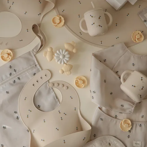 Vista 3 de mushie - Taza para merienda de silicona Contenedor de alimentos a prueba de derrames para niños pequeños y bebés (Abejas)