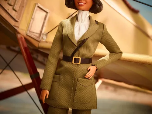 Vista 4 de Barbie Muñeca inspiradora para mujer, Bessie Coleman coleccionable vestida con traje de aviador con casco y gafas