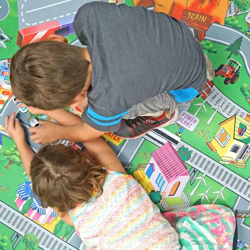 Vista 2 de Alfombra de juego infantil de doble cara con trenes, coches, carreteras, ciudad