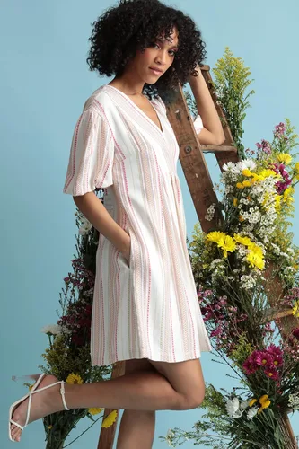 Vista 4 de Maggy London Minivestido con cuello en V y hombros caídos