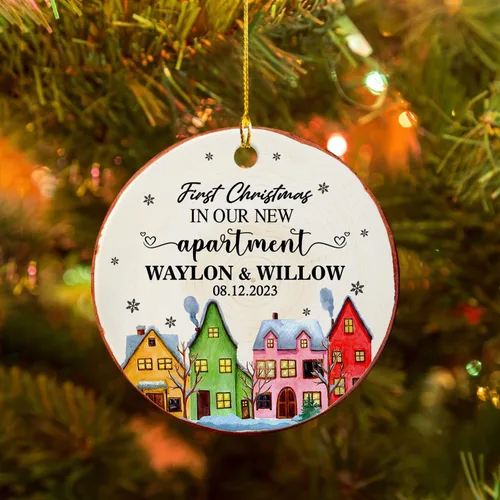 Vista 3 de Adorno de cerámica personalizado para la primera Navidad en nuestro nuevo apartamento, nombres personalizados de Mr Mrs in New Apartamento Christmas