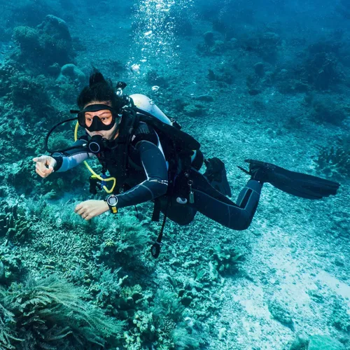 Vista 8 de Oumers Aletas de Esnórquel, Tamaño de Viaje, Correa Ajustable, Aletas de Buceo con Bolsa de Malla y Conector de Hebilla Adicional para Hombres