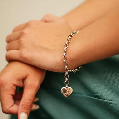 Vista 4 de Monily Regalos de cumpleaños para mujer, pulseras con dije inicial para mujer, letras del alfabeto y corazón, pulsera para mujer A: Corazón