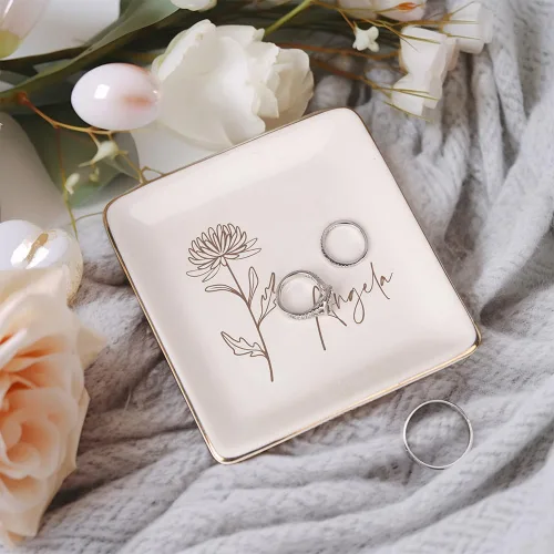 Vista 3 de callie Bandeja de joyería con nombre personalizado de flores de nacimiento, regalos de compromiso, plato para anillos, regalos personalizados