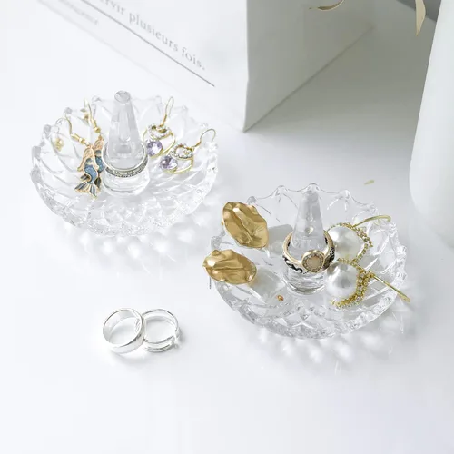 Vista 2 de MyGift Cono de cristal transparente con bandeja, soporte para anillo de boda de compromiso con diseño redondo de explosión de estrellas, plato