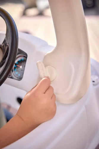 Vista 9 de Little Tikes Cloud Collection Cozy Coupé - Blanco, auto clásico de pie a piso, puerta de trabajo, volante, bocina, tabla de suelo extraíble, auto