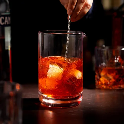 Vista 7 de Viski Vaso mezclador de cóctel de 17 onzas con diseño de base gruesa para bartending - Barware Essentials