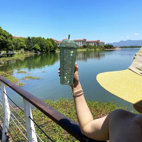 Vista 7 de Vaso de 24 onzas con diamantes de imitación hechos a mano con tachuelas, botella de agua reutilizable de plástico con doble pared con tapa y pajitas