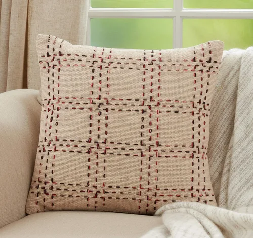 Vista 4 de SARO LIFESTYLE Isla Berry Design - Almohada de cuadros cosida con relleno de plumón, 20 x 20 pulgadas, natural