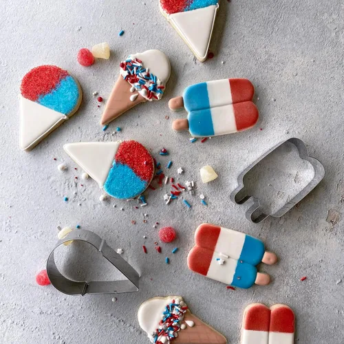 Vista 2 de R&M - Cortador de galletas con forma de cono de nieve (3,75 pulgadas), acero inoxidable