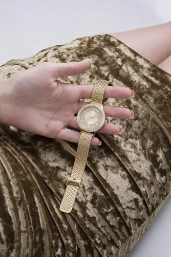 Vista 9 de GUESS US Womens Gold-Tone Mesh Analog Watch one
