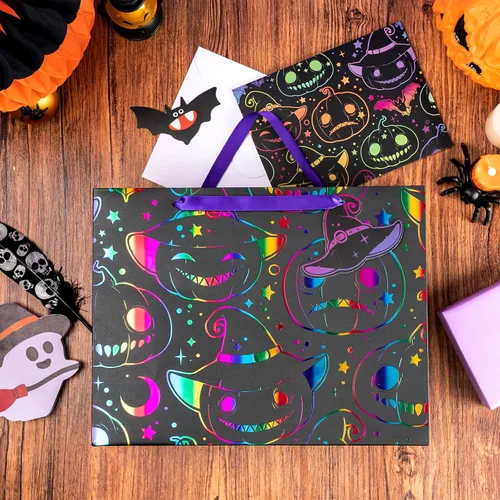 Vista 3 de LeZakaa Bolsa de Regalo Holográfica para Niños, Niños y Niñas, Sombrero de Bruja de Calabaza Malvada de Arcoíris en Diseño Negro con Papel de Seda