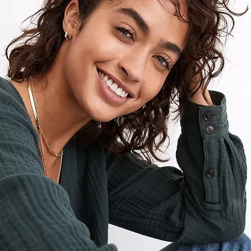 Vista 4 de Juego de aretes de plata de ley para mujer, hipoalergénicos, ligeros, pequeños aretes de oro para mujer