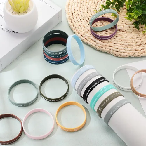 Vista 2 de CHENGU 100 pulseras de silicona con cita motivacional a granel, pulseras de goma inspiradoras de colores para agradecimiento a los empleados
