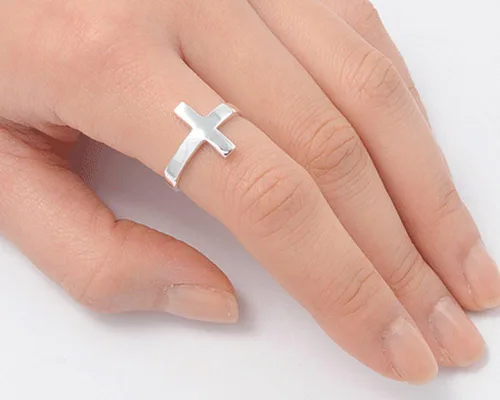 Vista 2 de ELIJA SU COLOR Anillo de plata con diseño de cruz