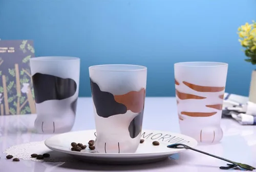 Vista 8 de Vaso de garra de gato, taza de cerveza o bebida, leche, jugo, proceso de glaseado (vacas)