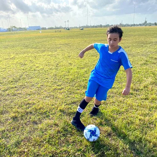Vista 2 de PAIRFORMANCE Conjunto de camisetas de fútbol para niños, uniforme de entrenamiento de equipo deportivo de 6 a 12 años, para niños y niñas, conjunto