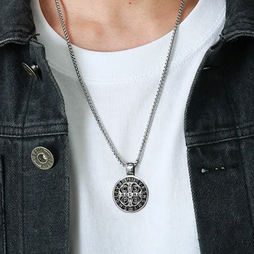 Vista 4 de Collar con colgante de exorcismo de San Benito para hombre, acero inoxidable, cruz católica romana, protección de demonios, cazador de fantasmas