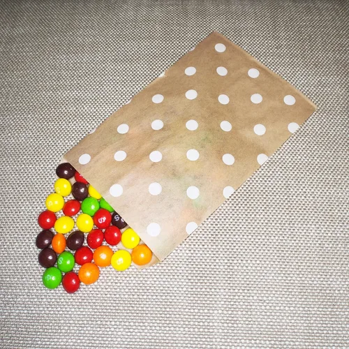 Vista 5 de CuteBox Bolsas de regalo de papel plano blanco con lunares (4 x 6 pulgadas) para mercancía, manualidades, recuerdos de fiesta, venta al por menor