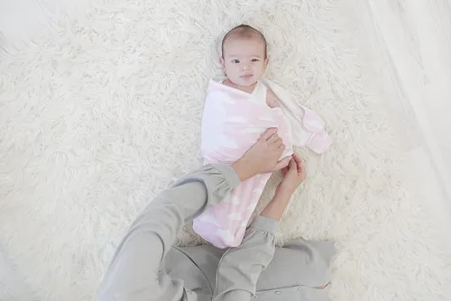 Vista 6 de BaeBae Goods Juego de 4 mantas para envolver al bebé, para niños y niñas, hechas de algodón suave (3-6 meses)