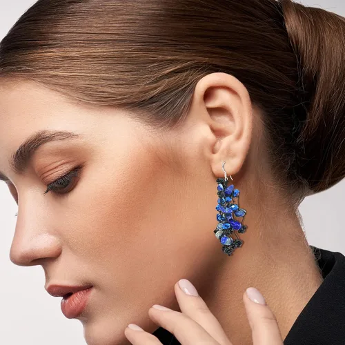 Vista 5 de AeraVida Aretes colgantes hechos a mano con perlas de agua dulce y cristal multipiedra azul, 0.591 in x 1.969 in, Resina Perla, Lapislázuli