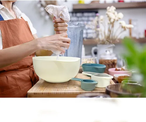 Vista 4 de Juego de 8 cuencos para mezclar, cuencos anidables con asa, incluye 2 cuencos para mezclar, 1 colador, 1 tamiz, 4 tazas medidoras para cocina
