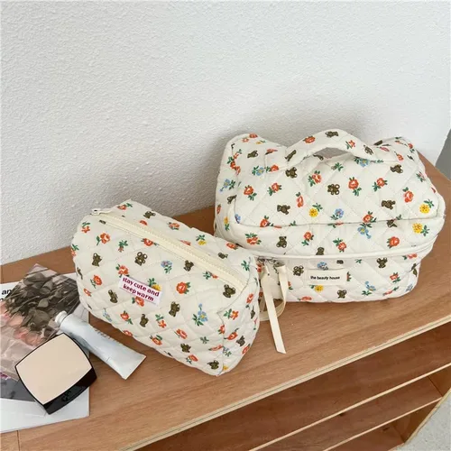 Vista 3 de Bolsa de maquillaje Kawaii bonita bolsa de cosméticos de felpa japonesa, bolsa de aseo peluda con patrones de flores de oso de hadas con cremallera