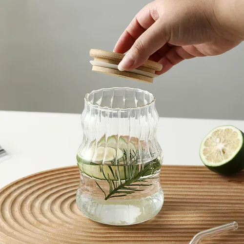 Vista 3 de Paquete de 2 vasos para beber con tapas de bambú y popote de vidrio de 17 onzas con ondas creativas, vasos de vidrio para café helado, refrescos