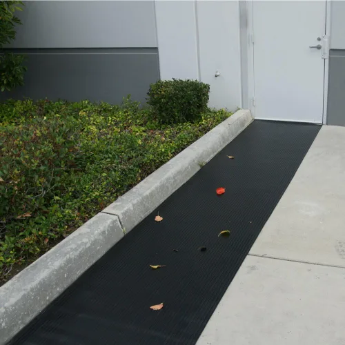 Vista 4 de Rubber-Cal "Wide Rib" tapete para piso de caucho corrugado, 1/8" de grosor, rollo de 3 pies x 1 pie., Negro
