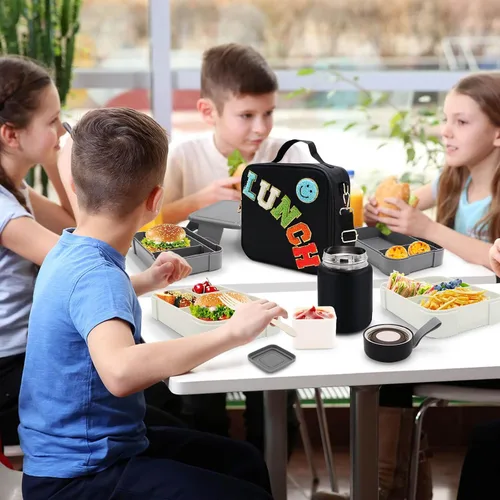 Vista 7 de Bolsa de almuerzo aislada para niños y niñas con termo de 10 onzas, con caja Bento de 6 compartimentos, lonchera de nailon negro preppy con correa