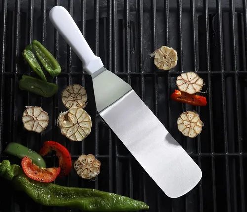 Vista 4 de New Star Foodservice 36213 Espátula/volteadera para parrilla con mango de plástico flexible, 36,8 cm, blanca