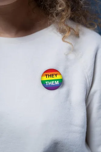 Vista 4 de Pin de botón redondo y pronombre del orgullo gay perfecto para accesorios LGBTQ, cosas gay, desfiles del orgullo, eventos LGBTQ, mes del orgullo