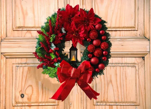 Vista 4 de Corona de Navidad con lámpara de aceite LED, funciona con pilas (no incluida), lazo rojo grande, adornos de bayas, decoración de puerta de Navidad