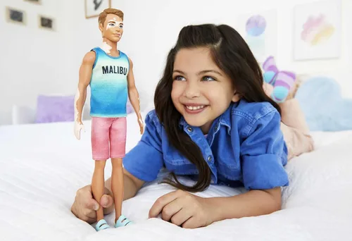 Vista 2 de Muñeca Barbie Fashionistas Ken #192 con Cabello Castaño Recortado y Vitiligo en Tank Top Malibu, Shorts y Sandalias