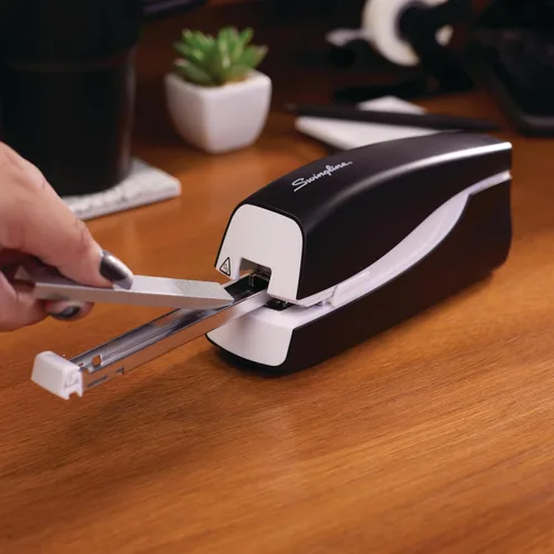 Vista 4 de Swingline Engrapadora eléctrica, capacidad para 20 hojas, portátil, tira completa, alimentación por enchufe o batería, color negro (48200)