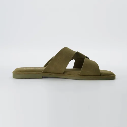 Vista 4 de CUSHIONAIRE Sandalia Tribune para mujer + espuma viscoelástica, anchos disponibles, Negro