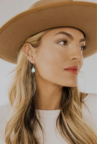 Vista 2 de Aretes colgantes de plata de ley 925 con perlas de lágrima blanca grande para mujer, ligeros, simples y dorados, delicados colgantes de perlas