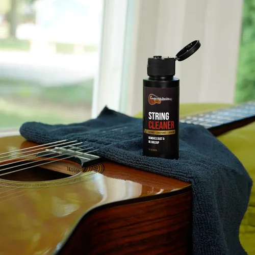 Vista 4 de Kit de Limpieza y Pulido para Guitarra, Limpiador de Cuerdas, Enrollador y Aceite para Diapasón HECHO EN EE.UU. Aceite y Limpiador para Guitarra