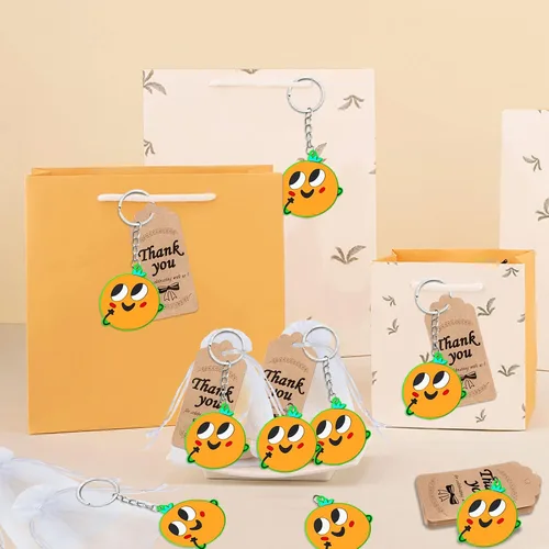 Vista 4 de El paquete de 60 llaveros naranja para fiesta incluye 20 llaveros, 20 etiquetas de agradecimiento y 20 bolsas de regalos para baby shower, regalo