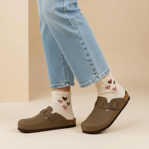 Vista 3 de CUSHIONAIRE - Zuecos Hana para mujer, cómodos zuecos de gamuza vegana, zapatos sin cordones con plantilla de corcho y soporte de arco, espuma